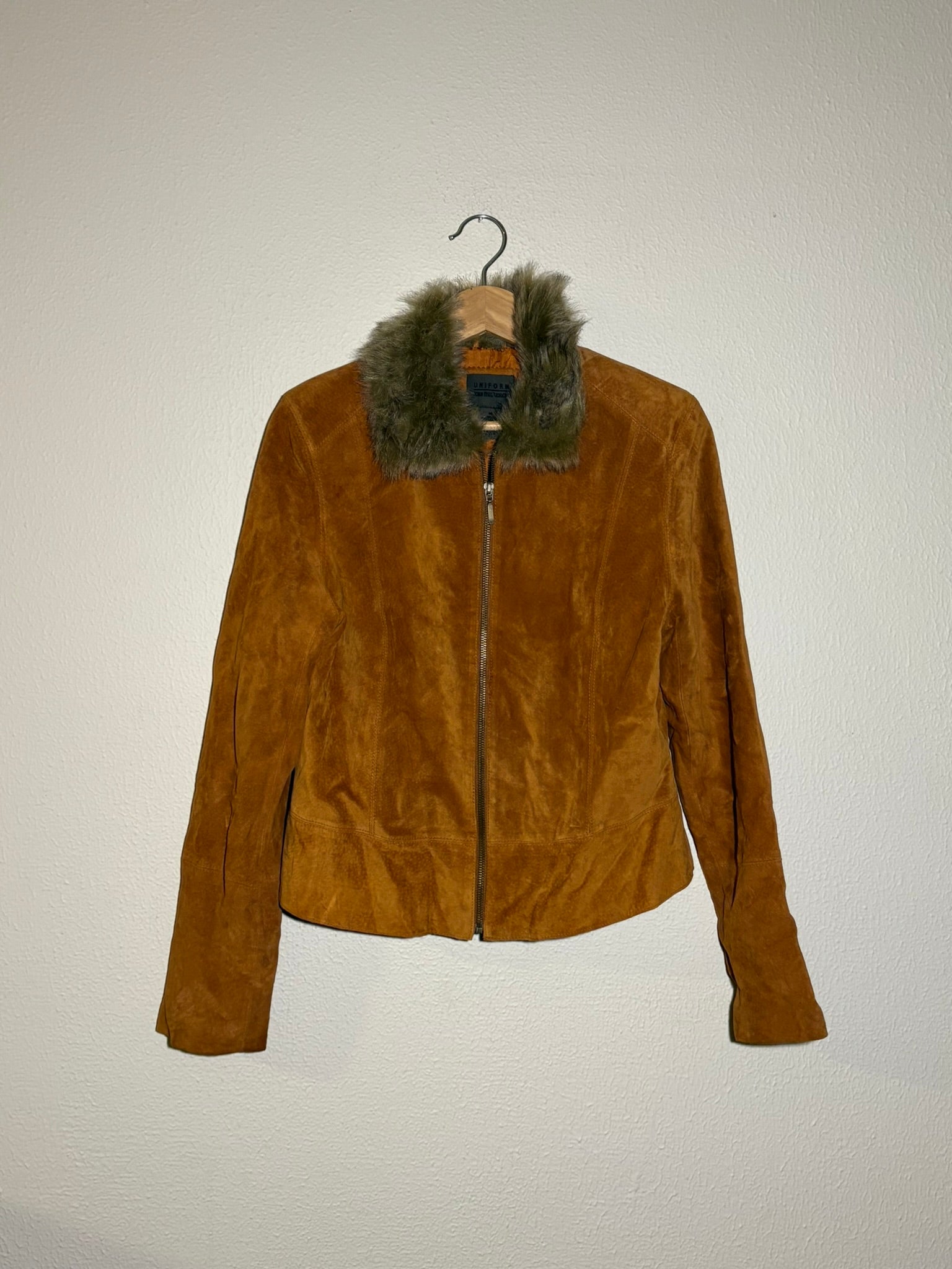 Chamarra de cuero con pelo